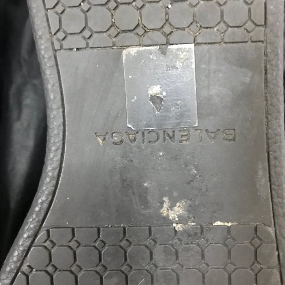 BALENCIAGA PARIS Low Top Leather Sneaker - Picture 10 of 11